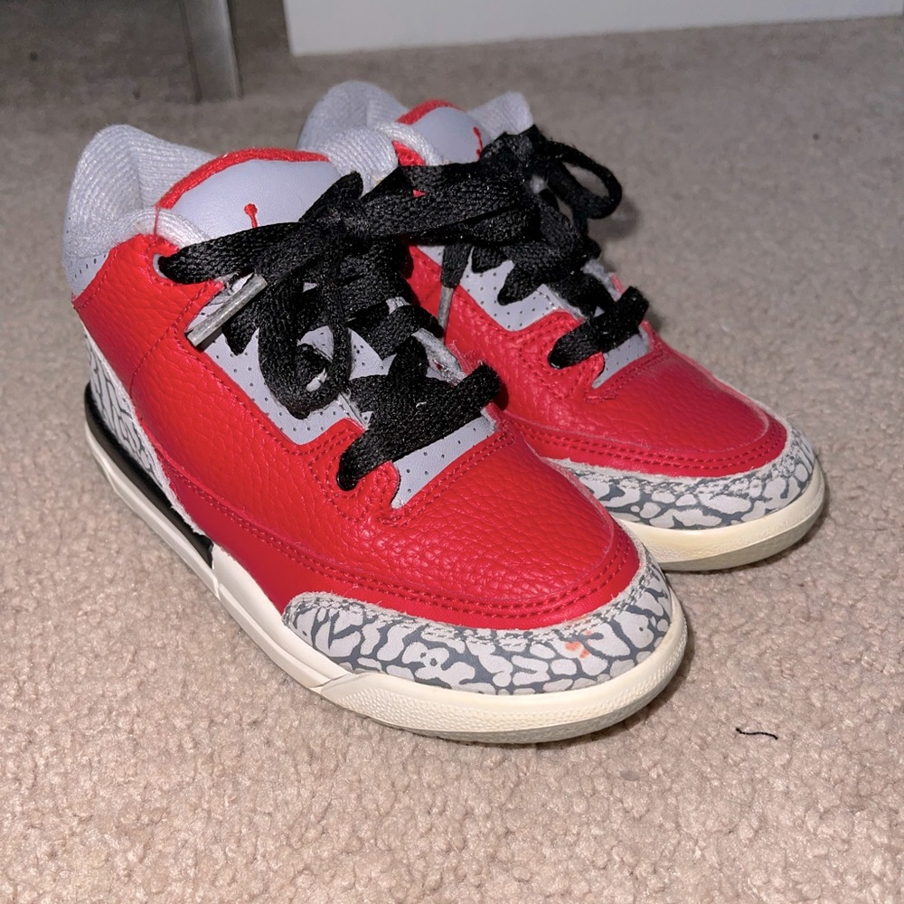 JORDAN 3 RED KIDS SIZE 11!!